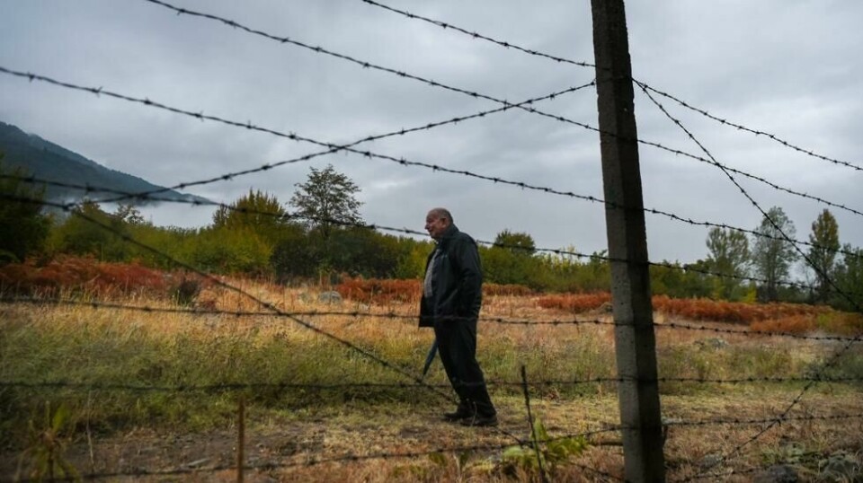 Stanimir Samardjiev vandrer forbi minner fra en tid da han og de andre innbyggerne i Gabrene levde under strengt kontrollerte forhold. Foto: Nikolay Doychinov / AFP