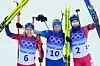 Tiril Eckhoff, Justine Braisaz-Bouchet og og Marte Olsbu Røiseland jubler etter å ha tatt hver sin medalje. Foto: NTB