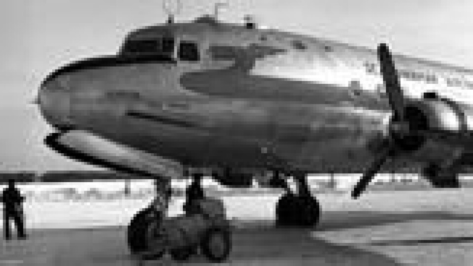 Midt i fraktflyet av typen DC-4 sto det en stor pakke. Dette flyet tilhørende SAS er samme type som det Kjendlie reiste med. Midt i fraktflyet av typen DC-4 sto det en stor pakke. Dette flyet tilhørende SAS er samme type som det Kjendlie reiste med. Foto: NTB