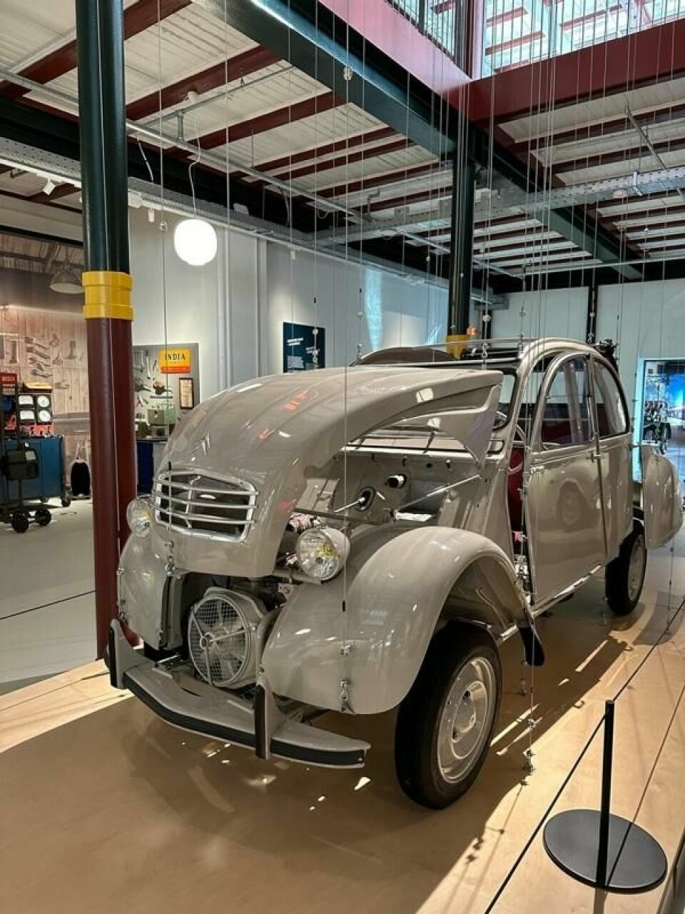 Den geniale Citroën 2CV vises i Classic Car House med et eksemplar hvor komponentene heises opp og viser hvor enkel og smart konstruksjonen var. FOTO: IVAR ENGERUD Den geniale Citroën 2CV vises i Classic Car House med et eksemplar hvor komponentene heises opp og viser hvor enkel og smart konstruksjonen var. FOTO: IVAR ENGERUD
