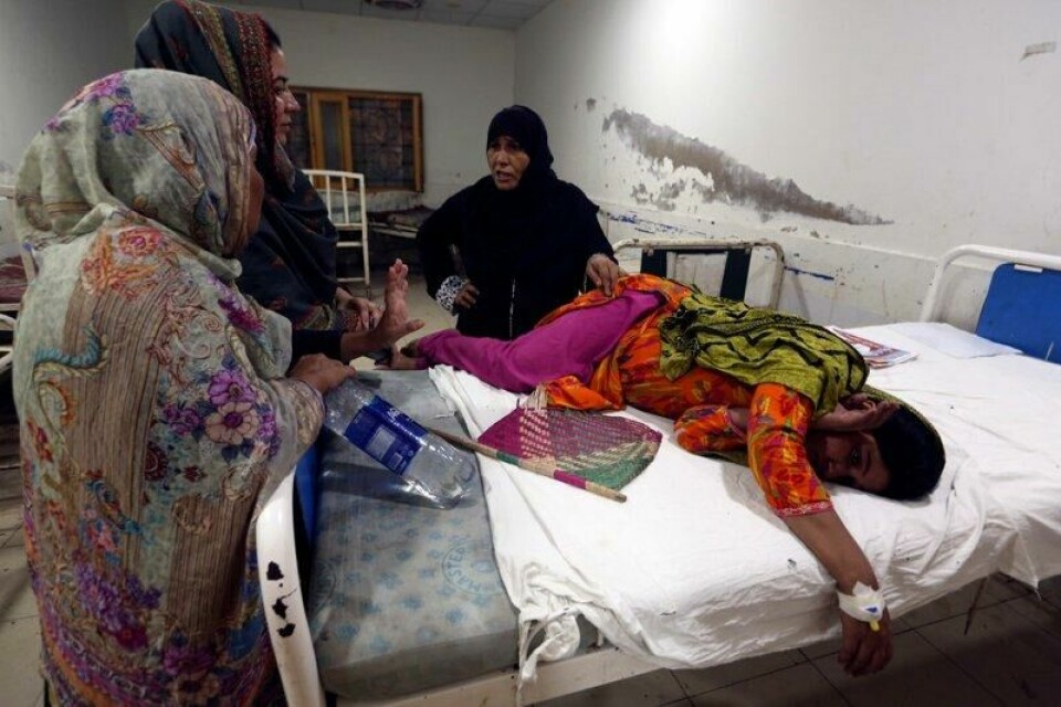 En gravid kvinne ligger på en sykehusseng i påvente av behandling etter å ha flyktet fra flom i byen Larkana i Sind-provinsen i Pakistan. Bildet er tatt i 2022.