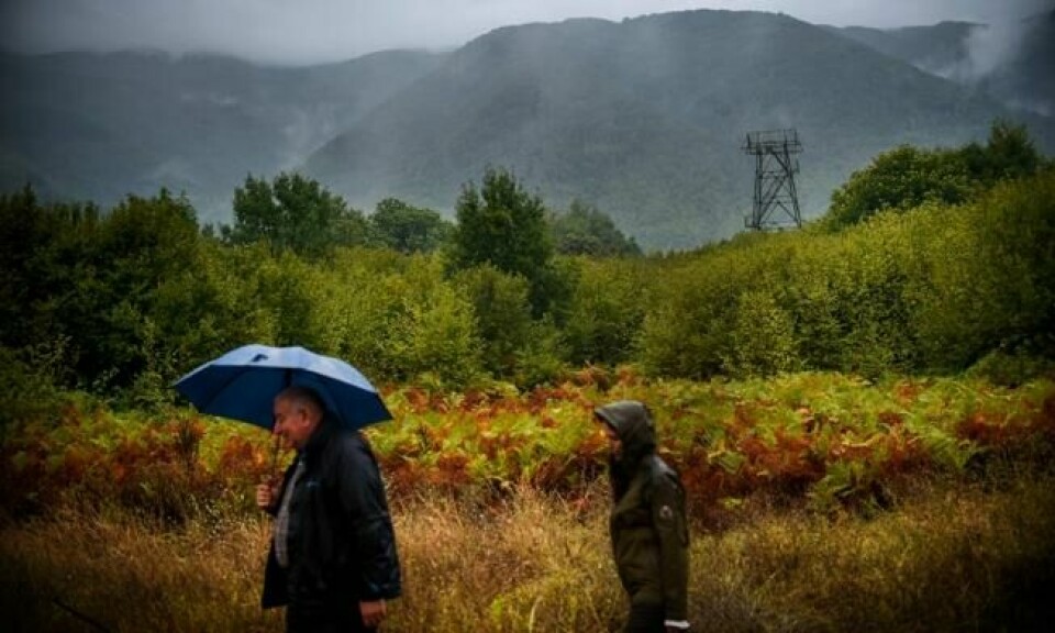 Et rustens vakttårn står igjen som et minne fra en tid som er forbi i denne delen av Bulgaria. I forgrunnen ser vi Stanimir Samardzhiev som har levd her hele livet. Foto: Nikolay Doychinov / AFP Et rustens vakttårn står igjen som et minne fra en tid som er forbi i denne delen av Bulgaria. I forgrunnen ser vi Stanimir Samardzhiev som har levd her hele livet. Foto: Nikolay Doychinov / AFP