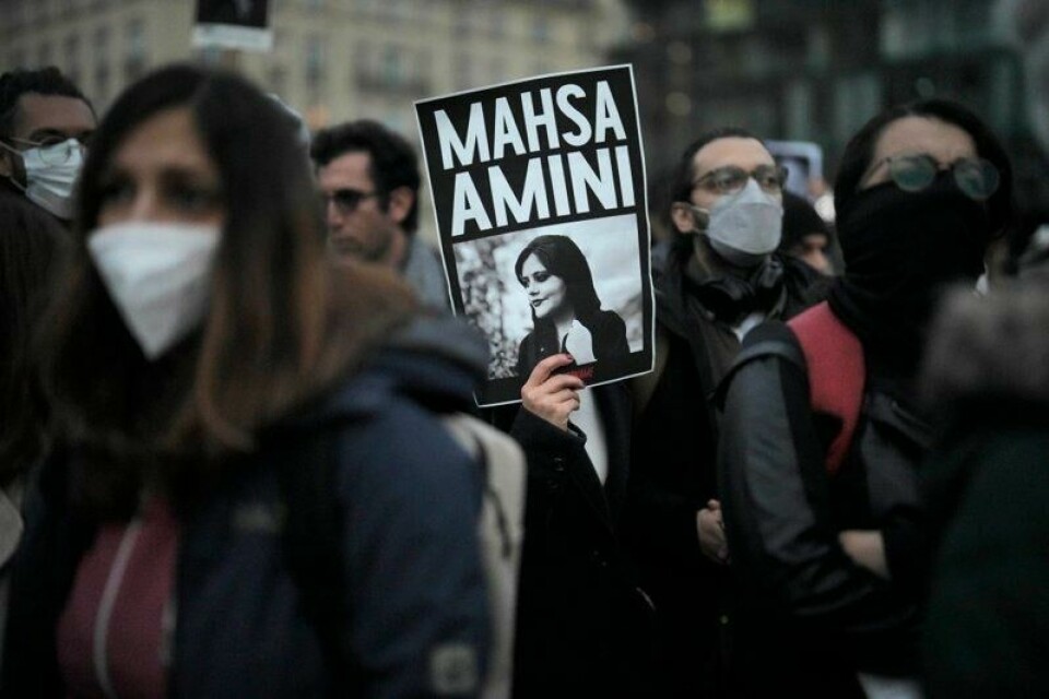 Mahsa Amini, en ung, kurdisk kvinne, døde i politiets varetekt i 2022. Hun ble pågrepet for å ikke ha dekket til håret godt nok. I ettertid oppsto det demonstrasjoner mot iranske myndigheter over hele verden. Mahsa Amini, en ung, kurdisk kvinne, døde i politiets varetekt i 2022. Hun ble pågrepet for å ikke ha dekket til håret godt nok. I ettertid oppsto det demonstrasjoner mot iranske myndigheter over hele verden. Foto: Markus Schreiber / AP / NTB