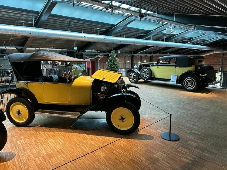 Classic Car House er på hele 25.000 kvadratmeter med biler bpåde på gulvplan og messaniner, som her med en tidlig Citroën og en sportslig Hispano-Suiza. FOTO: IVAR ENGERUD Classic Car House er på hele 25.000 kvadratmeter med biler bpåde på gulvplan og messaniner, som her med en tidlig Citroën og en sportslig Hispano-Suiza. FOTO: IVAR ENGERUD