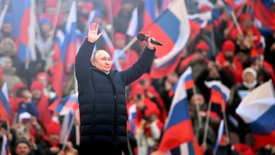 Her er Vladimir Putin under et arrangert folkemøte til støtte for krigen. Her fremsto han svært selvsikker. Putin var beskyttet av en gigantisk glasskuppel. Her er Vladimir Putin under et arrangert folkemøte til støtte for krigen. Her fremsto han svært selvsikker. Putin var beskyttet av en gigantisk glasskuppel. Foto: Ramil Sitdikov / AP