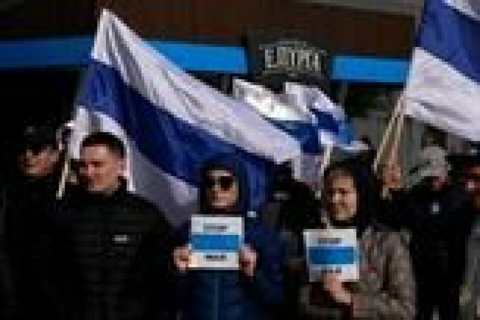 Russere på Kypros protesterer mot krigen i Ukraina blant annet ved å bruke russiske flagg der rødfargen er borte. Russere på Kypros protesterer mot krigen i Ukraina blant annet ved å bruke russiske flagg der rødfargen er borte. Foto: Petros Karadjias / AP