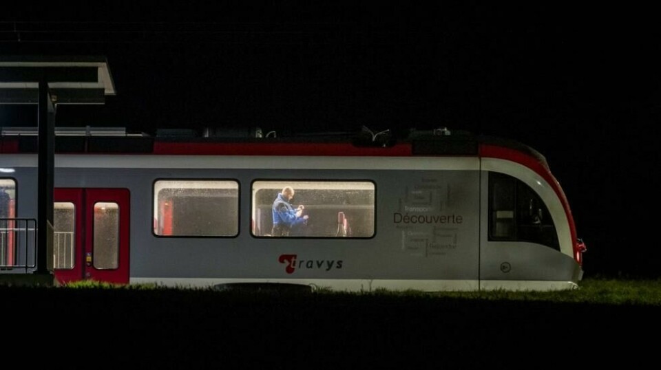 En politimann om bord på toget etter hendelsen.