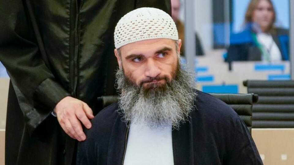 Politiet fant IS-relatert materiale og utstrakt kontakt med Arfan Bhatti da de gjennomgikk de elektroniske enhetene til Zaniar Matapour, her sammen med sin forsvarer, advokat Marius Dietrichson, da terrorsaken startet i Oslo tingrett før påske. Foto: Lise Åserud / NTB