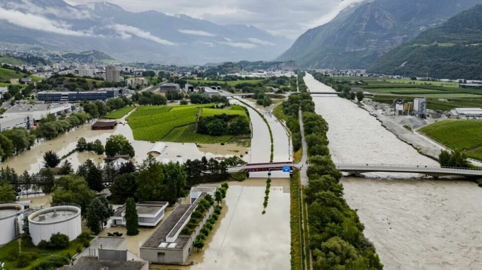 Store oversvømmelser i Sierre i Valais har blant annet rammet motorveien. Foto: Jean-Christophe Bott / Keystone via AP / NTB