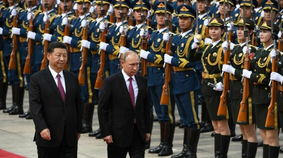 Den 8. juni var Vladimir Putin på besøk til Folkerepublikken Kinas president, Xi Jinping, og inspiserte Bejings Æresvakt. Russisk analytiker mener Russland må vokte sine grenser mot Kina bedre, og fokusere mindre på Nato.