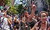 Det var ingen ting å si på stemningen blant tilskuerne langs paraderuten i New York da årets Gay Pride gikk av stabelen søndag 25. juni. Foto: EPA