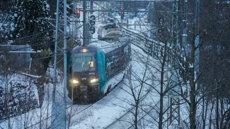 Dårlig vær har ført til forsinkelser og innstilte tog mellom Asker og Lillestrøm. Her et Vy-tog mellom Skøyen og Lysaker.