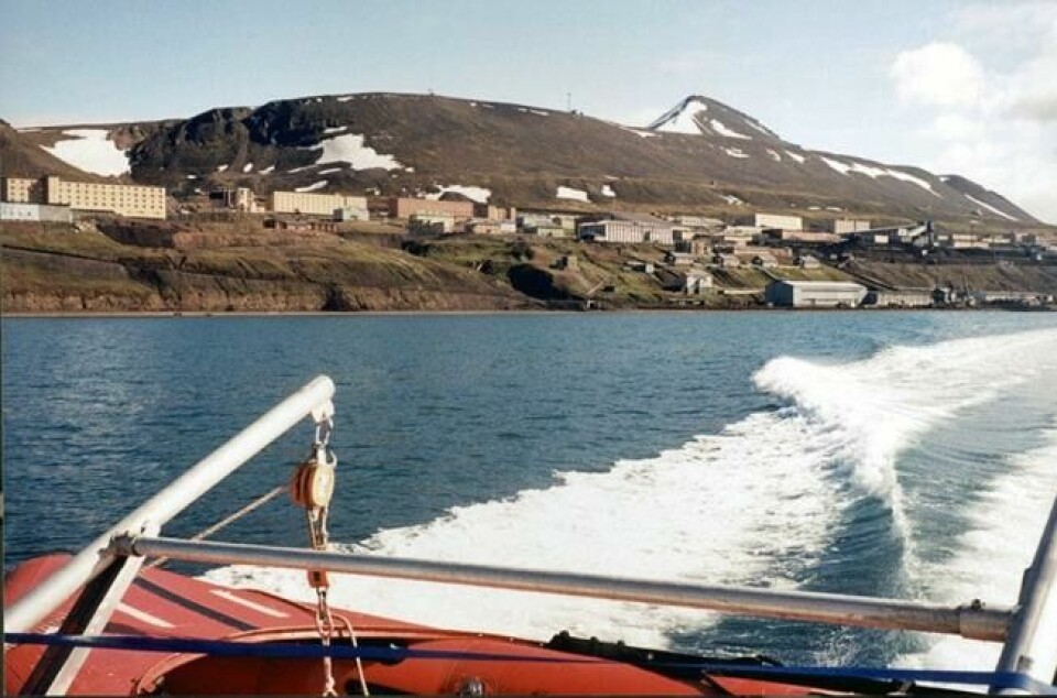 Barentsburg sett fra havet en klar sommerdag (i 1998). Barentsburg sett fra havet en klar sommerdag (i 1998). Foto: NTB scanpix