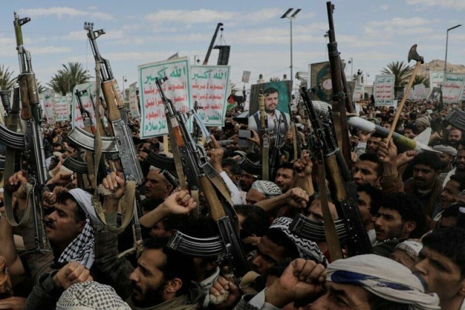Houthi-tilhengere ropte slagord og viste frem bilder av Abdul Malik al-Houthi, lederen for den Iran-støttede houthi-bevegelsen, under en demonstrasjon mot USA og Israel i Sana i Jemen mandag.