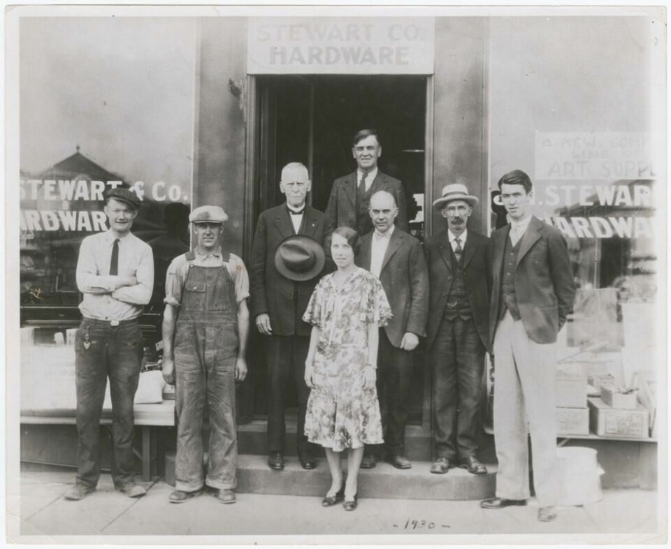 James Stewart (ytterst til høyre) foran faren Alexanders (bakerst i inngangen) butikk i Indiana i 1930. James Stewart (ytterst til høyre) foran faren Alexanders (bakerst i inngangen) butikk i Indiana i 1930. Foto: L. Tom Perry Special Collections, James Stewart papers