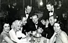 William Haines og Jimmy Shields (stående til venstre) på Cafe Trocadero i 1935) sammen med blant andre Jean Harlow og William Powell.