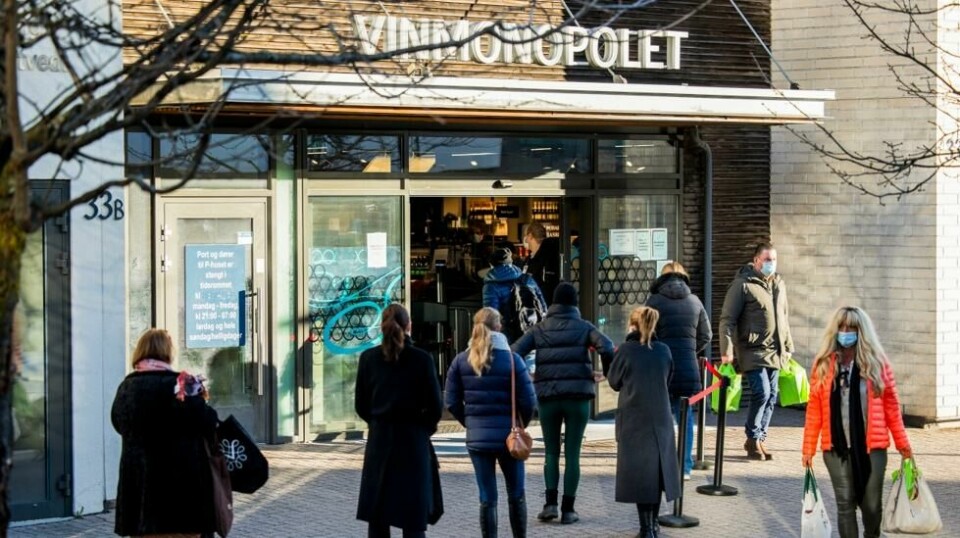 Køen var lang utenfor Vinmonopolet på Bekkestua lørdag formiddag.