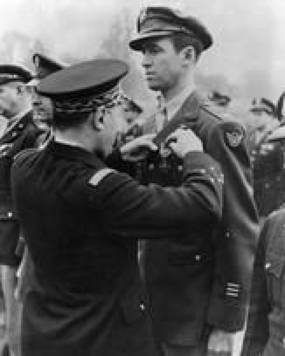 Oberst Stewart får medaljen Croix de Guerre i 1944. Oberst Stewart får medaljen Croix de Guerre i 1944. Foto: U. S. Air Force