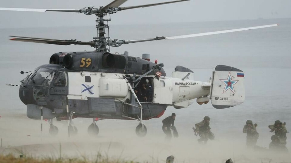 Russiske marinestyrker under øvelsen «Ocean Shield» i Østersjøen idet de forlater et kamphelikopter. Foto: REUTERS/Scanpix