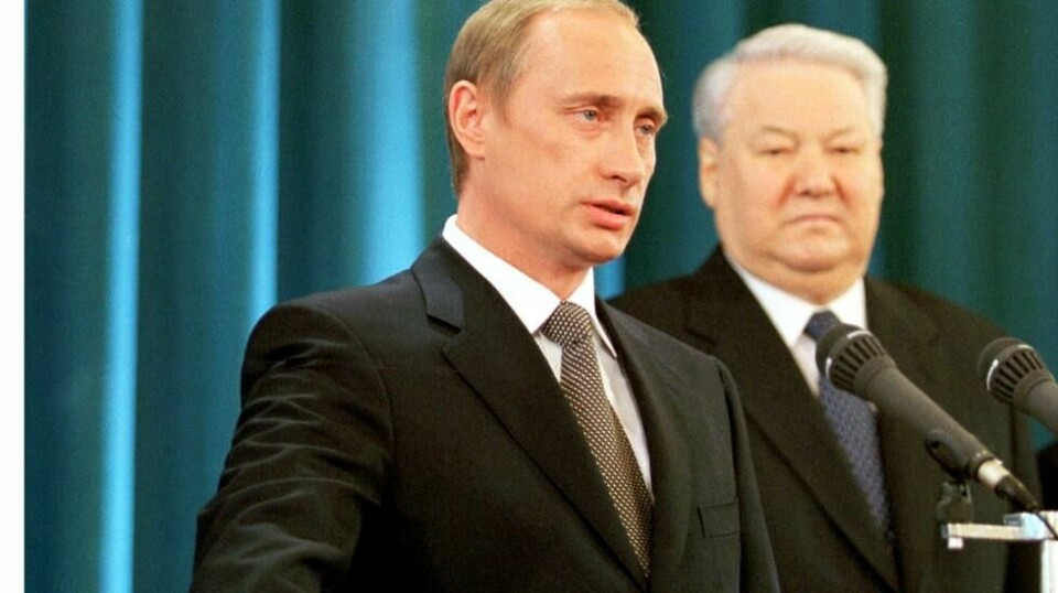 Vladimir Putin tas i ed som Russlands president søndag 7. mai 2000. Eks-president Boris Jeltsin i bakgrunnen. Scanpix/AP Photo/ITAR-TASS.