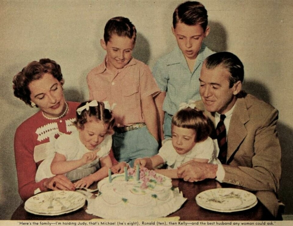 James Stewart sammen med kona Gloria, parets tvillingdøtre Judy og Kelly, og adoptivsønnene Ronald og Michael. James Stewart sammen med kona Gloria, parets tvillingdøtre Judy og Kelly, og adoptivsønnene Ronald og Michael. Foto: Modern Screen/Bob Beerman/Bert Parry