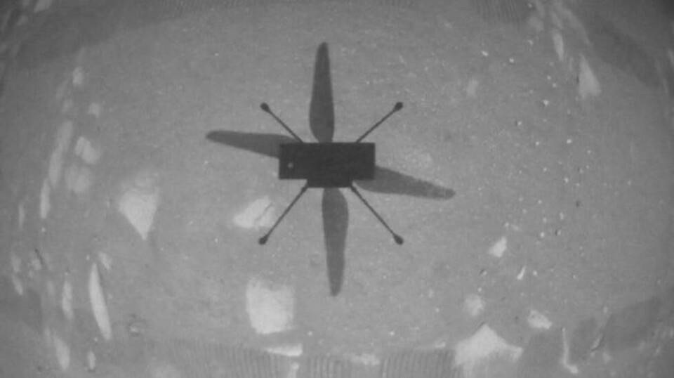 Skyggen av NASAs Mars-helikopter Ingenuity ses under den første ferden på planeten 19. april 2021.