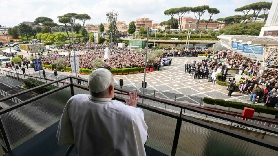 Mange mennesker hadde møtt opp for å vinke til paven. Mange mennesker hadde møtt opp for å vinke til paven. Foto: Francesco Sforza / Vaticanets pressekontor / AP / NTB