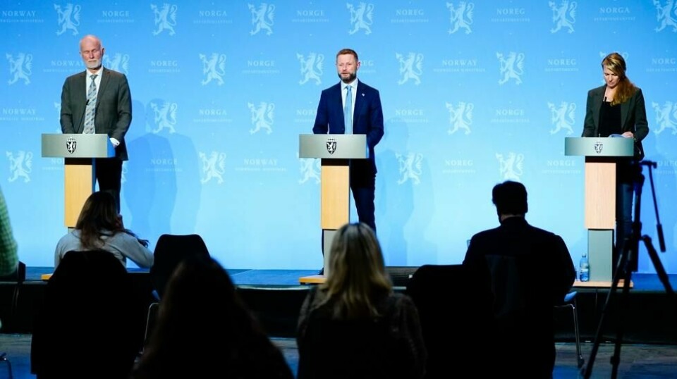 Helsedirektør Bjørn Guldvog, helse- og omsorgsminister Bent Høie og Line Vold, avdelingsdirektør i Folkehelseinstituttet holder pressekonferanse om coronasituasjonen.