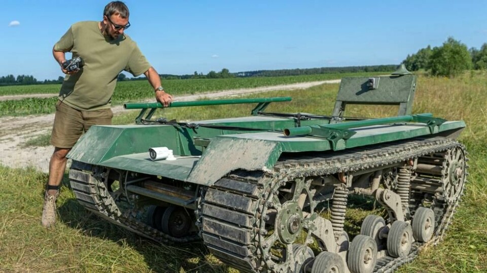 Gründer Andrij Denysenko og leder av oppstartsbedriften UkrPrototyp viser frem prototypen av Odyssey. Foto: AP Photo/Anton Shtuka/NTB