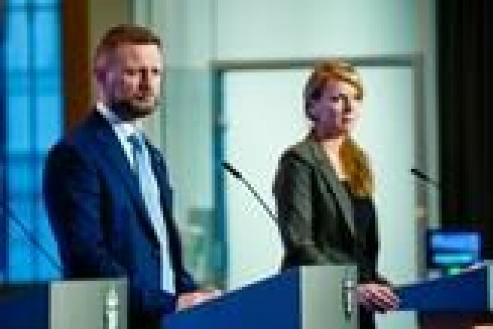 Helse- og omsorgsminister Bent Høie og Line Vold, avdelingsdirektør i Folkehelseinstituttet, under tirsdagens pressekonferanse om coronasituasjonen. Foto: Lise Åserud / NTB Helse- og omsorgsminister Bent Høie og Line Vold, avdelingsdirektør i Folkehelseinstituttet, under tirsdagens pressekonferanse om coronasituasjonen. Foto: Lise Åserud / NTB
