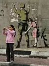 Politisk Banksy-grafitti på en vegg i Betlehem på Vestbredden i de palestinske selvstyreområdene. NTB Scanpix/AP.