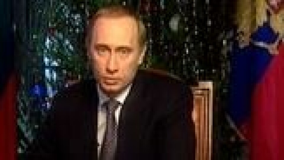 Timer etter at han plutselig hadde tatt over som president i Russland, taler Vladimir Putin for første gang til det russiske folk i den tradisjonelle nyttårstalen. Der lovet han at det ikke vill bli noe makt-vakuum etter president Boris Jeltsin. Timer etter at han plutselig hadde tatt over som president i Russland, taler Vladimir Putin for første gang til det russiske folk i den tradisjonelle nyttårstalen. Der lovet han at det ikke vill bli noe makt-vakuum etter president Boris Jeltsin. Foto: Ho / Reuters