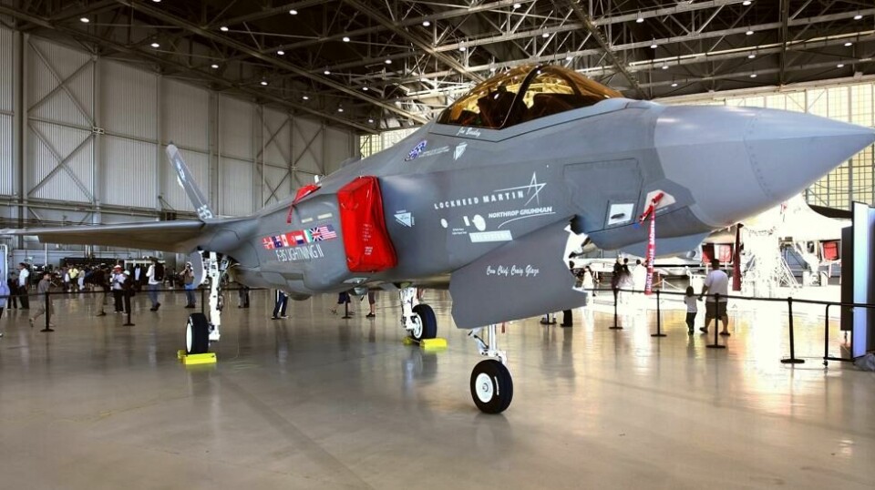 F-35 parkert ved Edwards Air Force Base i Sør-California, med det tyrkiske flagget «på brystet»