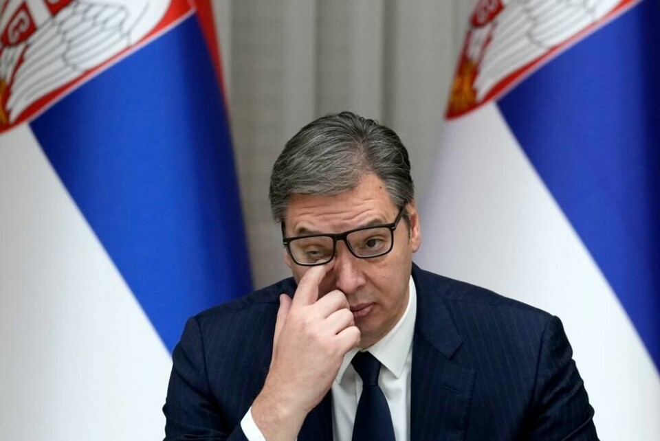 Serbias president Aleksandar Vucic kan bli tvunget ned fra gjerdet og velge side mellom EU og Russland. Serbias president Aleksandar Vucic kan bli tvunget ned fra gjerdet og velge side mellom EU og Russland. Foto: AP Photo/Darko Vojinovic