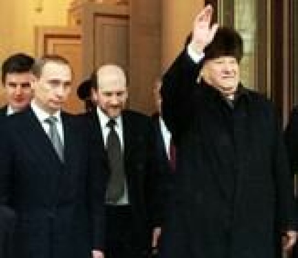 Russlands daværende president Boris Jeltsin (t.h.) ved maktoverføringen til statsminister Vladimir Putin (t.v.) i Moskva 31. desember 1999. Foto: NTB Scanpix/Reuters. Russlands daværende president Boris Jeltsin (t.h.) ved maktoverføringen til statsminister Vladimir Putin (t.v.) i Moskva 31. desember 1999. Foto: NTB Scanpix/Reuters.