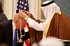 Saudi-Arabias kong Salman overrekker landets høyeste sivile æresbevisning, Abdulaziz al-Sauds kjede, til Donald Trump i det kongelige palass i Riyadh under den amerikanske presidentens besøk 20. mai 2017. Scanpix/AP.