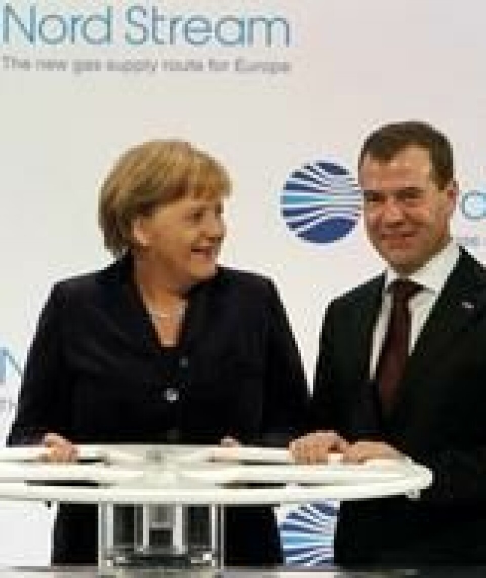 TYSKLAND+RUSSLAND: Den tyske forbundskansleren Angela Merkel og daværende russiske president Dimitij Medvedev da de åpnet den første Nord Stream-gassledningen 8. november 2011. Nå er Merkels forgjenger, sosialdemokraten Gerhard Schröder styreleder i Nord Stream 2 AG. TYSKLAND+RUSSLAND: Den tyske forbundskansleren Angela Merkel og daværende russiske president Dimitij Medvedev da de åpnet den første Nord Stream-gassledningen 8. november 2011. Nå er Merkels forgjenger, sosialdemokraten Gerhard Schröder styreleder i Nord Stream 2 AG. Foto: Jens Koehler / AP/NTB scanpix