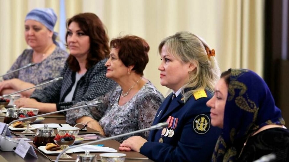 Soldatmødre har spilt en viktig rolle politisk. Her inviterte president Vladimir Putin til møte med representanter for soldatmødre i forkant av morsdagen i november 2022. Avbildet er (f.v.) Suna Nabieva fra Kaspiysk, Dagestan, Elena Nikulnikova fra Lipki, Tula-regionen, Nina Pshenichkina fra Kirovsk, Luhansk, Lyubov Rubanik fra St. Petersburg og Irina Sumynina fra Krasnodar. Soldatmødre har spilt en viktig rolle politisk. Her inviterte president Vladimir Putin til møte med representanter for soldatmødre i forkant av morsdagen i november 2022. Avbildet er (f.v.) Suna Nabieva fra Kaspiysk, Dagestan, Elena Nikulnikova fra Lipki, Tula-regionen, Nina Pshenichkina fra Kirovsk, Luhansk, Lyubov Rubanik fra St. Petersburg og Irina Sumynina fra Krasnodar. Foto: Mikhail Metzel / AP / NTB