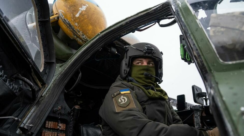 En ukrainsk pilot forbereder det over 40 år gamle kamphelikopteret Mil Mi-24 til et nytt oppdrag. Flyet er langt eldre enn piloten.