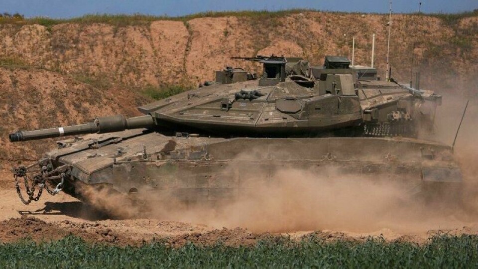 En israelsk stridsvogn patruljerer langs grensen til Gaza onsdag.