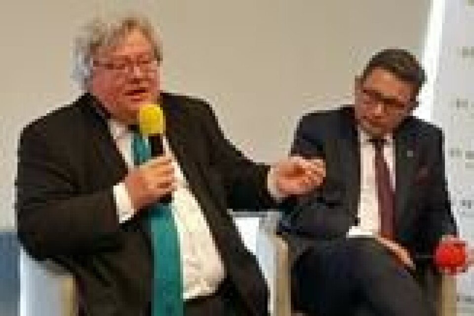 MOTSTANDERE: Tyske Reinhard Bütikofer (til venstre) mener Nord Stream 2 vil militarisere Østersjøen og svekke Ukraina, polske Maciej Wozniak at det vil styrke russiske Gazproms markedsmakt i Europa. MOTSTANDERE: Tyske Reinhard Bütikofer (til venstre) mener Nord Stream 2 vil militarisere Østersjøen og svekke Ukraina, polske Maciej Wozniak at det vil styrke russiske Gazproms markedsmakt i Europa. Foto: Thomas Vermes / ABC Nyheter