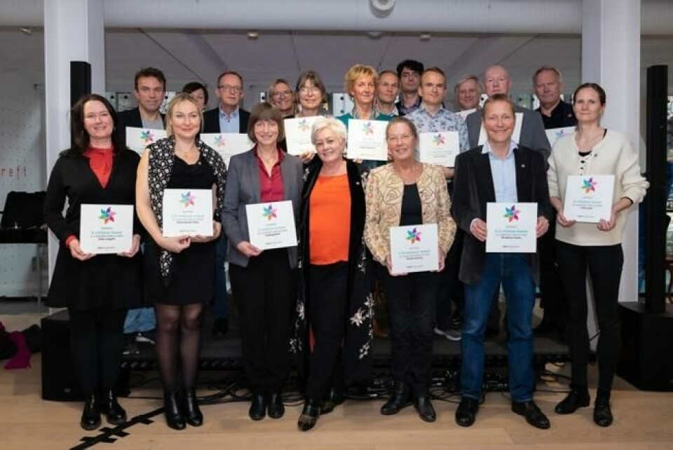 Ryel sammen med forskerne, i tilfeldig rekkefølge: Pål Øystein Falnes (OUS), Hesso Farhan (UiO), Harald Stenmark (UiO, OUS), Anne Spurkland (UiO), Rolf Skotheim (OUS), Hilde Langseth (Kreftregisteret), Jorrit Enserik (OUS), Kirsten Sandvig (OUS), Fridtjof Lund-Johnsen (OUS), Anita Sveen (OUS), Fredrik Schesvold (UiO, OUS), Rolf Bjerkvig (UiB), Bente Sandveig Skeie (HUS), Tone Bjørge (UiB), Rune Kvåle (FHI). Foto: Jorunn Valle Nilsen Ryel sammen med forskerne, i tilfeldig rekkefølge: Pål Øystein Falnes (OUS), Hesso Farhan (UiO), Harald Stenmark (UiO, OUS), Anne Spurkland (UiO), Rolf Skotheim (OUS), Hilde Langseth (Kreftregisteret), Jorrit Enserik (OUS), Kirsten Sandvig (OUS), Fridtjof Lund-Johnsen (OUS), Anita Sveen (OUS), Fredrik Schesvold (UiO, OUS), Rolf Bjerkvig (UiB), Bente Sandveig Skeie (HUS), Tone Bjørge (UiB), Rune Kvåle (FHI). Foto: Jorunn Valle Nilsen