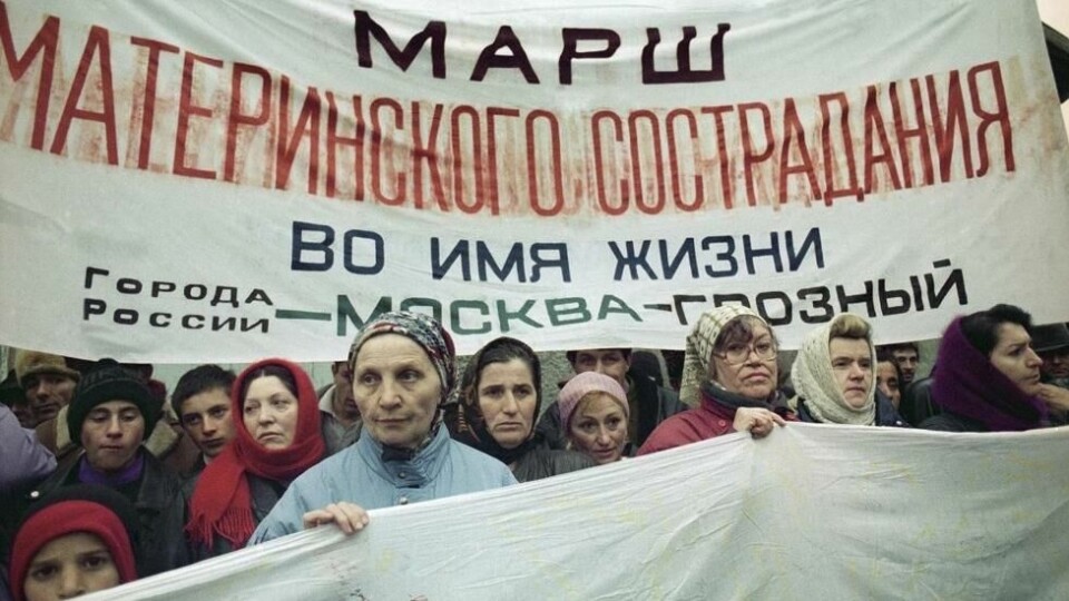 Russiske mødre til soldater har også i tidligere kriger mobilisert seg og protestert. Bildet er tatt i mars 1995 i Ingusjetia, den russiske republikken som grenser til blant annet Tsjetsjenia. På dette tidspunktet var Tsjetsjenia uavhengig og i krig med Russland. Russiske mødre til soldater har også i tidligere kriger mobilisert seg og protestert. Bildet er tatt i mars 1995 i Ingusjetia, den russiske republikken som grenser til blant annet Tsjetsjenia. På dette tidspunktet var Tsjetsjenia uavhengig og i krig med Russland. Foto: Shach Aivazov / AP / NTB