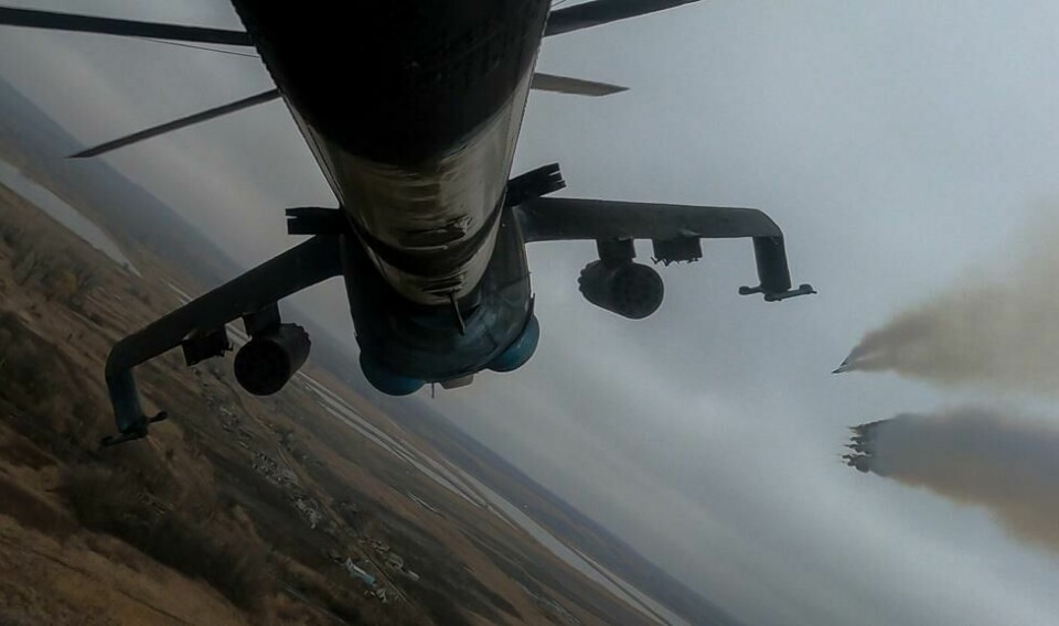 Et ukrainsk Mil MI-24-helikopter skyter raketter mot et russisk mål i Donetsk fylke. Et ukrainsk Mil MI-24-helikopter skyter raketter mot et russisk mål i Donetsk fylke. Foto: Evgeniy Maloletka / AP
