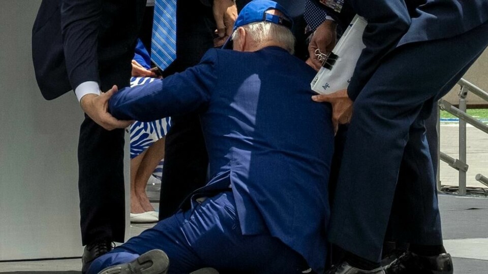 President Joe Biden faller på scenen etter å ha delt ut diplomer under avslutningsseremonien for United States Air Force Academy 2023 på Falcon Stadium, torsdag 1. juni 2023. President Joe Biden faller på scenen etter å ha delt ut diplomer under avslutningsseremonien for United States Air Force Academy 2023 på Falcon Stadium, torsdag 1. juni 2023. Foto: Andrew Harnik / AP Photo / NTB
