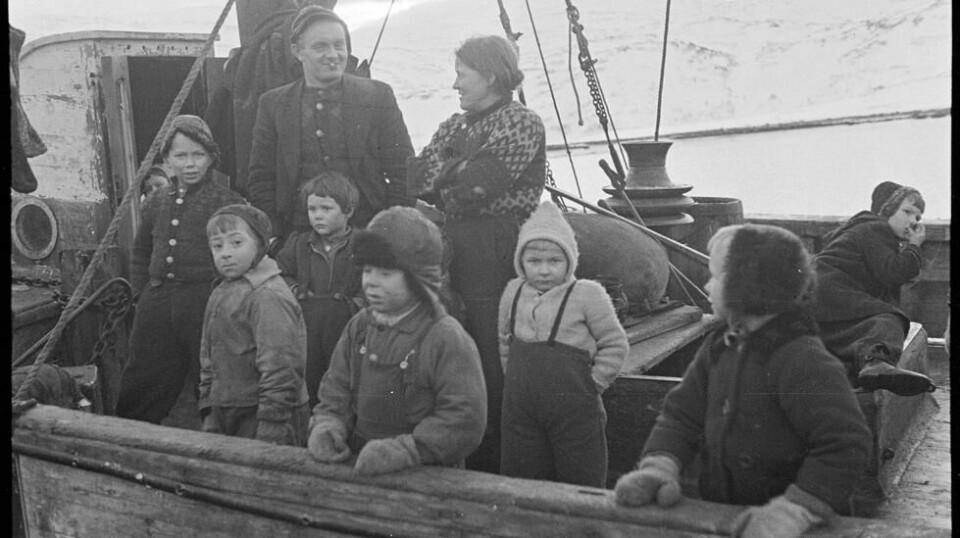 Nordmenn som holdt seg i skjul ble hentet «fra en øy bak de tyske stillingene» fra 1944 til 1945, men det blir ikke opplyst hvilken øy eller hvem personene er.