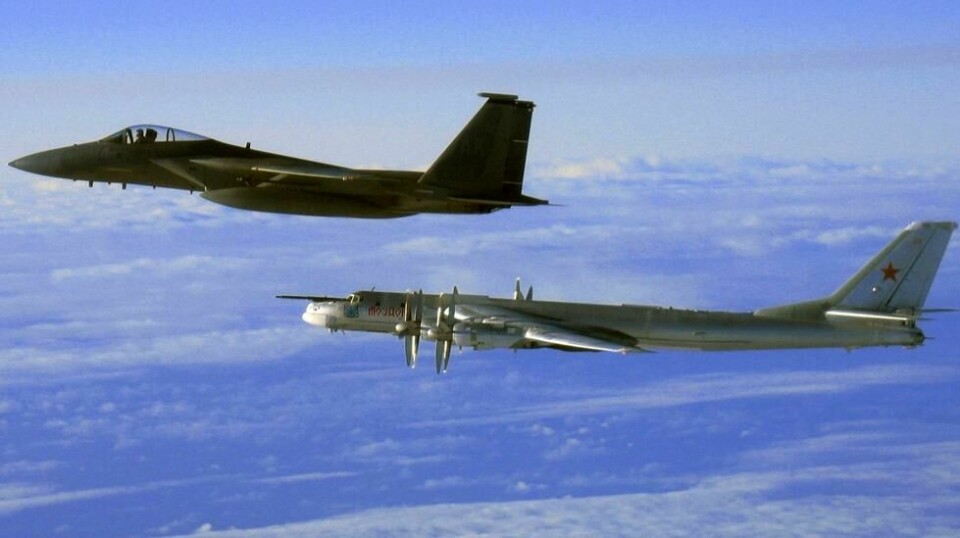 Dette bildet viser et amerikansk F-15C Eagle-fly fra 12th Fighter Squadron ved Elmendorf Air Force Base i Anchorage, Alaska, ved siden av et russisk Tu-95 «Bear» bombefly under en russisk øvelse nær vestkysten av Alaska 28. september 2006.