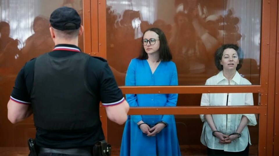 Regissøren Jevgenija Berkovitsj (t.h.) og dramatikeren Svetlana Petrijtsjuk (t.v.) ble mandag dømt til seks års fengsel av en russisk militærdomstol som følge av et teaterstykke de satte opp i 2021.