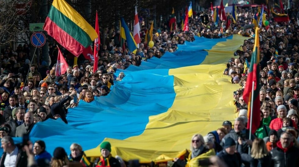 Befolkningen i Vilnius feirer Litauens uavhengighetsdag i 2022 med stort ukrainsk flagg.