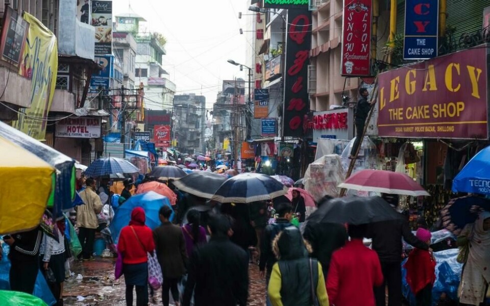En travel handlegate i Shillong. Innbyggerene er godt vant med kraftig nedbør. En travel handlegate i Shillong. Innbyggerene er godt vant med kraftig nedbør.